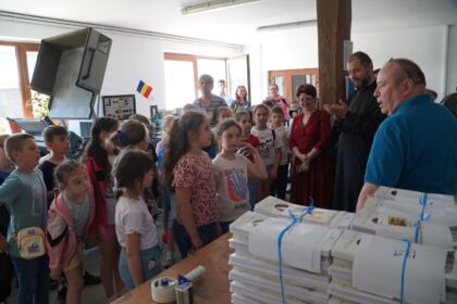 Copii, profesori şi părinţi în vizită la Centrul Eparhial – fotografia 39