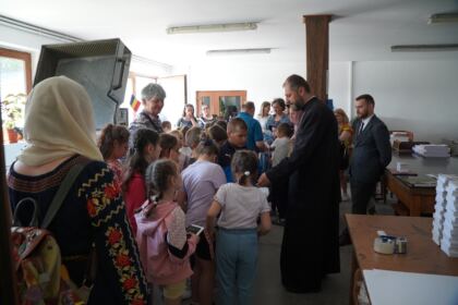 Copii, profesori şi părinţi în vizită la Centrul Eparhial – fotografia 40