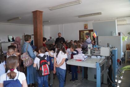 Copii, profesori şi părinţi în vizită la Centrul Eparhial – fotografia 41