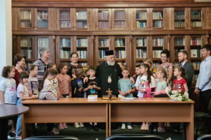 Copii, profesori şi părinţi în vizită la Centrul Eparhial – fotografia 43