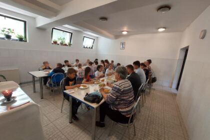 Copii, profesori şi părinţi în vizită la Centrul Eparhial – fotografia 47