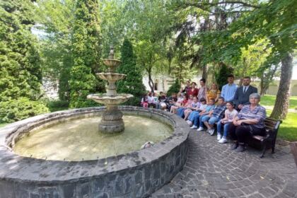 Copii, profesori şi părinţi în vizită la Centrul Eparhial – fotografia 48