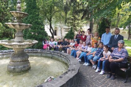 Copii, profesori şi părinţi în vizită la Centrul Eparhial – fotografia 49