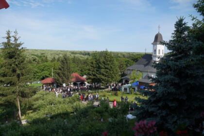 Pelerinajul tinerilor la Mănăstirea Buciumeni – fotografia 6