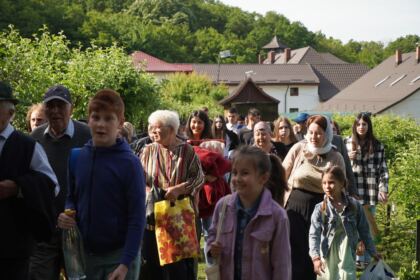 Pelerinajul tinerilor la Mănăstirea Buciumeni – fotografia 8