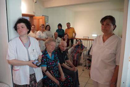 Rugăciune şi daruri pentru vârstnicii din cadrul unui azil brăilean – fotografia 22