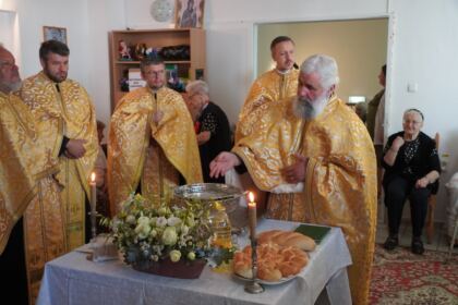 Rugăciune şi daruri pentru vârstnicii din cadrul unui azil brăilean – fotografia 24