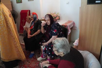 Rugăciune şi daruri pentru vârstnicii din cadrul unui azil brăilean – fotografia 34