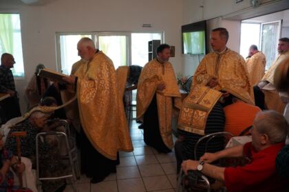 Rugăciune şi daruri pentru vârstnicii din cadrul unui azil brăilean – fotografia 38