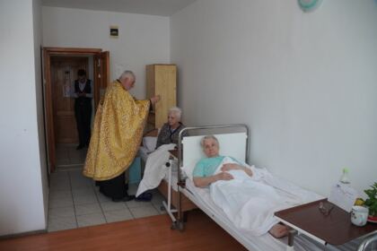 Rugăciune şi daruri pentru vârstnicii din cadrul unui azil brăilean – fotografia 46