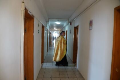 Rugăciune şi daruri pentru vârstnicii din cadrul unui azil brăilean – fotografia 47