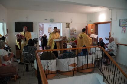 Rugăciune şi daruri pentru vârstnicii din cadrul unui azil brăilean – fotografia 49