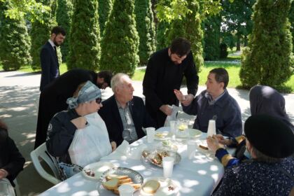 Rugăciune şi daruri pentru persoanele cu deficienţe de vedere – fotografia 38