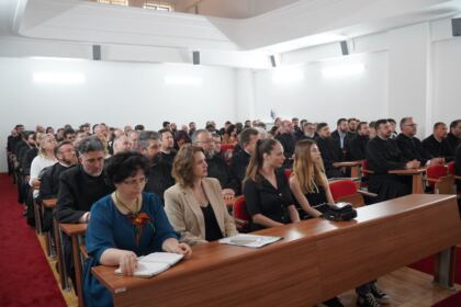 Conferinţă şi prezentare de carte la Galaţi – fotografia 2