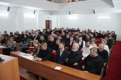 Conferinţă şi prezentare de carte la Galaţi – fotografia 4