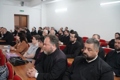 Conferinţă şi prezentare de carte la Galaţi – fotografia 8