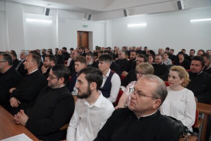 Conferinţă şi prezentare de carte la Galaţi – fotografia 10
