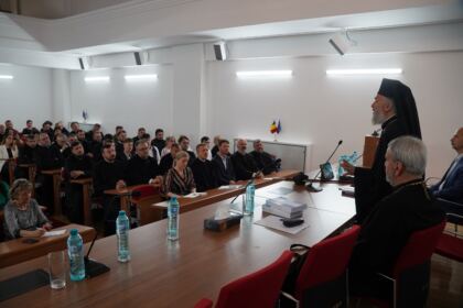 Conferinţă şi prezentare de carte la Galaţi – fotografia 12