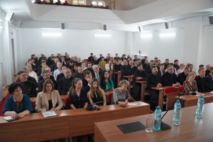 Conferinţă şi prezentare de carte la Galaţi – fotografia 13