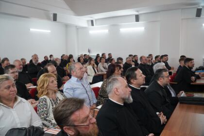 Conferinţă şi prezentare de carte la Galaţi – fotografia 14