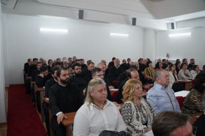 Conferinţă şi prezentare de carte la Galaţi – fotografia 15