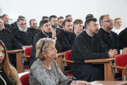 Conferinţă şi prezentare de carte la Galaţi – fotografia 17