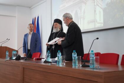 Conferinţă şi prezentare de carte la Galaţi – fotografia 19