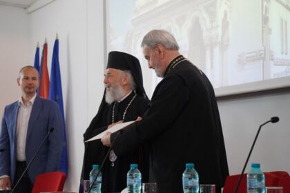 Conferinţă şi prezentare de carte la Galaţi – fotografia 20