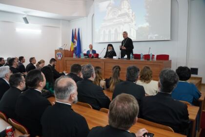 Conferinţă şi prezentare de carte la Galaţi – fotografia 24