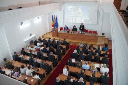 Conferinţă şi prezentare de carte la Galaţi – fotografia 27