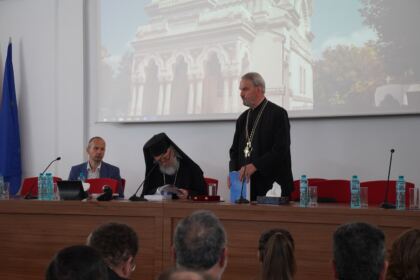 Conferinţă şi prezentare de carte la Galaţi – fotografia 31