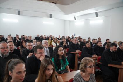 Conferinţă şi prezentare de carte la Galaţi – fotografia 32