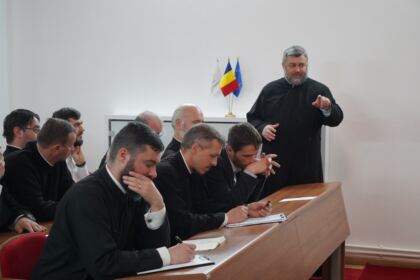 Conferinţă şi prezentare de carte la Galaţi – fotografia 36