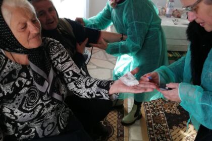 Caravană medicală în localităţile Albina şi Căldăruşa din judeţul Brăila – fotografia 8