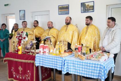 Rugăciuni şi daruri pentru vârstnicii de la Centrul social din localitatea Baldovineşti – fotografia 2