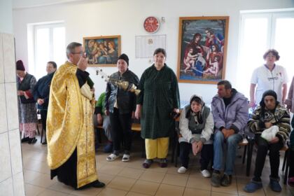 Rugăciuni şi daruri pentru vârstnicii de la Centrul social din localitatea Baldovineşti – fotografia 4