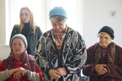 Rugăciuni şi daruri pentru vârstnicii de la Centrul social din localitatea Baldovineşti – fotografia 6