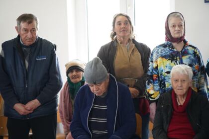 Rugăciuni şi daruri pentru vârstnicii de la Centrul social din localitatea Baldovineşti – fotografia 7
