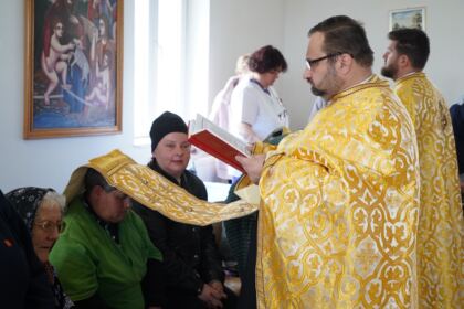 Rugăciuni şi daruri pentru vârstnicii de la Centrul social din localitatea Baldovineşti – fotografia 9