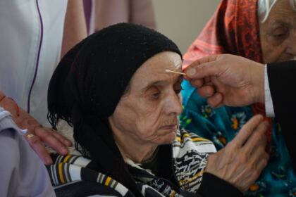 Rugăciuni şi daruri pentru vârstnicii de la Centrul social din localitatea Baldovineşti – fotografia 11