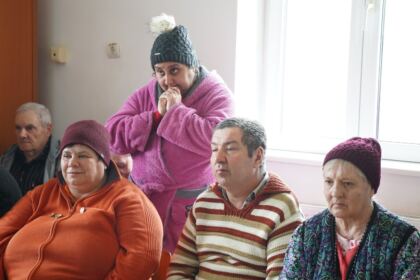 Rugăciuni şi daruri pentru vârstnicii de la Centrul social din localitatea Baldovineşti – fotografia 12