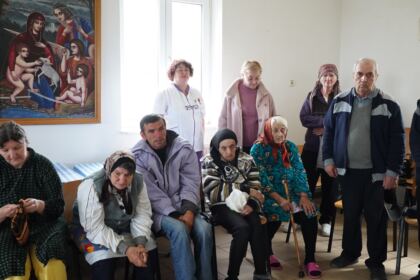 Rugăciuni şi daruri pentru vârstnicii de la Centrul social din localitatea Baldovineşti – fotografia 13