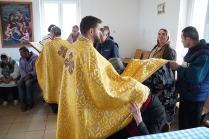 Rugăciuni şi daruri pentru vârstnicii de la Centrul social din localitatea Baldovineşti – fotografia 15