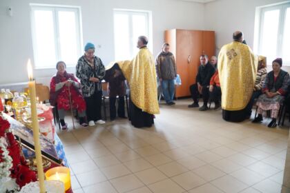 Rugăciuni şi daruri pentru vârstnicii de la Centrul social din localitatea Baldovineşti – fotografia 17