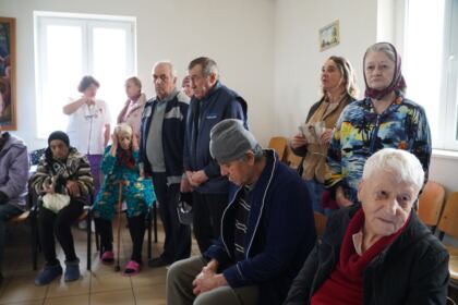 Rugăciuni şi daruri pentru vârstnicii de la Centrul social din localitatea Baldovineşti – fotografia 18