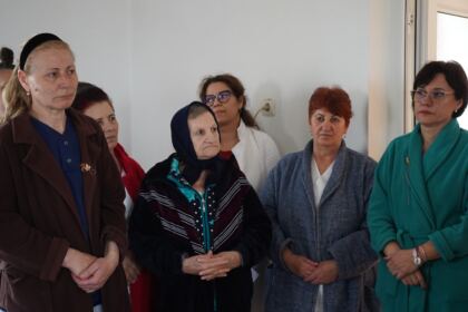 Rugăciuni şi daruri pentru vârstnicii de la Centrul social din localitatea Baldovineşti – fotografia 19