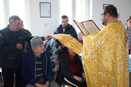 Rugăciuni şi daruri pentru vârstnicii de la Centrul social din localitatea Baldovineşti – fotografia 21