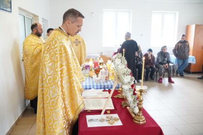 Rugăciuni şi daruri pentru vârstnicii de la Centrul social din localitatea Baldovineşti – fotografia 24