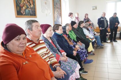 Rugăciuni şi daruri pentru vârstnicii de la Centrul social din localitatea Baldovineşti – fotografia 25