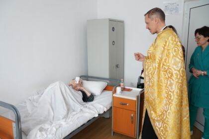 Rugăciuni şi daruri pentru vârstnicii de la Centrul social din localitatea Baldovineşti – fotografia 28